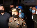 kasatpol-pp-dki-jakarta-arifin-tengah-didampif.jpg