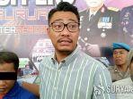 kasatreskrim-polres-pasuruan-akp-adrian-wimbarda-bersama-tersangka-mustofa.jpg