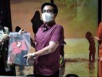 kasatreskrim-polresta-bandar-lampung-kompol-rezky-maulana-tengah-menunjukka.jpg