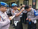 kasi-propam-polres-maros-iptu-hamzah-mencukur-rambut-personel.jpg