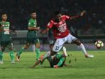kasim-slamat-rebut-bola-yabes-roni-dari-belakang_20171021_150815.jpg