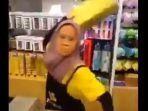 kasir-supermarket-lempar-emak-emak-pakai-papan.jpg