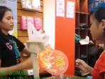 kasir-toko-buku-gramedia-di-palembang-square-mall_20160223_192658.jpg