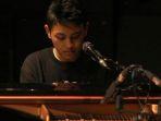 kasyfi-bersama-alat-musik-piano-ari-maulana-karang.jpg