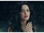 katy-perry-saat-menyanyikan-lagu-unconditionally.jpg