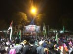 kawasan-alun-alun-karanganyar-dipadati-jemaah-yang-berzikir-bersama-gus-ali-gondrong_20181008_033420.jpg