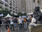 Kawat Berduri Terpasang, Massa Ancam Lukai Aparat yang Mau Eksekusi Hotel Sultan