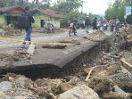 kayu-gelondongan-dari-sisa-banjir-bandang-berserakan-di-desa-kayu-mentangur.jpg