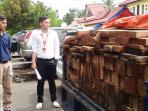 kayu-ilegal_20160621_230008.jpg