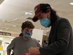 keanu-reeves-menjadi-viral-usai-merespons-anak-laki-laki-yang-menginterogasinya.jpg