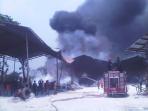 kebakaran-gudang-oli-bekas_20141107_130905.jpg