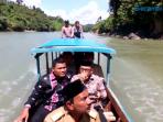 kecamatan-simpang-jernih-terisolir-warga-harus-naik-boat-atau-rakit-01_20160112_200024.jpg