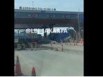 BREAKING NEWS: Truk Hantam Gerbang Tol Ciawi, Diduga karena Rem Blong