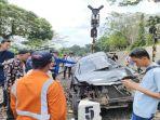 kecelakaan-di-muara-enim-tampak-kondisi-mobil-toyota-avanza-mengalami-ringsek.jpg