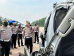 kecelakaan-hiace-tabrak-truk-trailer-di-tol-batang-semarang.jpg