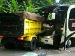 kecelakaan-igir-petir-bus-dan-truk1_20180408_155047.jpg