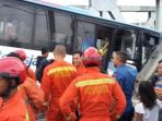kecelakaan-kereta-dan-bus-transjakarta_20160519_082242.jpg