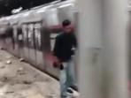 BREAKING NEWS: KA Jarak Jauh Tabrak KRL Commuter Line di Bekasi, Terlihat Asap Mengepul
