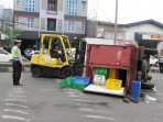 kecelakaan-lalulintas-truk-terbalik_20160228_192225.jpg