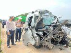 kecelakaan-sebuah-mobil-toyota-hiace-w-7202-na.jpg