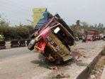 kecelakaan-truk-dengan-2-motor-di-jalinsum-tarahan-lampung.jpg