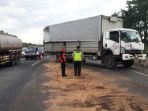 kecelakaan-truk-di-jalan-tol-jakarta-cikampek_20170331_071019.jpg