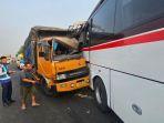 kecelakaan-truk-fuso-primajasa-7.jpg