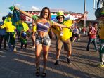 keceriaan-pendukung-brasil-dan-serbia-jelang-pertandingan_20180628_012222.jpg