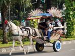 kecewa-monas-ditutup-wisatawan-berfoto-di-luar-pagar_20210515_210448.jpg