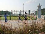 kecewa-monas-ditutup-wisatawan-berfoto-di-luar-pagar_20210515_215951.jpg
