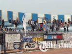 kecewa-suporter-persela-kosongkan-tribun-stadion-surajaya-saat-babak-pertama-lawan-perseru-usai.jpg