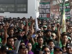 kedatangan-bonek-di-stasiun-senen_20160802_202802.jpg