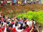 kedatangan-presiden-joko-widodo-dilokasi-pembangunan-embung-desa_20180207_210706.jpg
