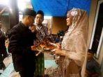 kedua-mempelai-dan-maskawin-seekor-ayam-panggang.jpg