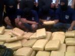keempat-tersangka-bandar-ganja-setengah-ton-senilai-sekitar-rp-13-miliar_20141224_164003.jpg