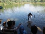 kegiatan-agraris-menabur-benih-ikan-di-waduk-pondok-labu_20160806_173417.jpg