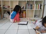 kegiatan-belajar-dari-rumah-satu-cinta-indonesia-berbaju-pink-di-bekasi-rabu-142020.jpg