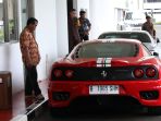 kejagung-sita-mobil-supercar-harvey-moeis_20240426_191834.jpg