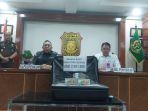 kejaksaan-agung-menunjukkan-duit-usd-2021-juta.jpg