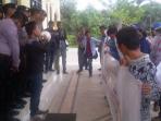 kejari-bangkalan-di-demo-hari-anti_20141209_161727.jpg