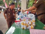 kejari-manado-musnahkan-13-botol-cobra-oil_20170822_111442.jpg