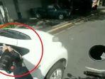 kelakuan-bocah-kendarai-motor-cbr-scoopy-pukul-spion-mobil-di-jalan.jpg