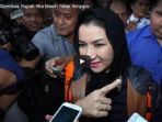 kelalahan-diperiksa-bupati-rita-masih-tebar-senyum_20171011_155227.jpg