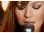 kelly-clarkson-saat-menyanyikan-lagu-stronger.jpg