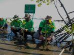 kelompok-tani-mangrove-lestari-melakukan-penanaman-mangrove.jpg