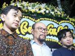 keluarga-almarhum-chrisye-dan-yanti-noor-di-rumah-duka-di-kawasan-bintaro-tan.jpg