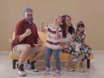 keluarga-aqi-singgih-dan-audrey-saat-syuting-sofa-kuning.jpg