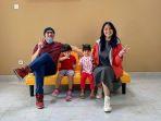 keluarga-aqi-singgih-menjadi-host-dalam-acara-sofa-kuning-di-mola-tv.jpg