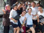 keluarga-ayu-ting-ting-saat-acara-kumpul-bersama-di-villa-mewahnya.jpg