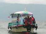 keluarga-dari-korban-hilang-km-sinar-bangun-menaburkan-sesa_20180622_214259.jpg